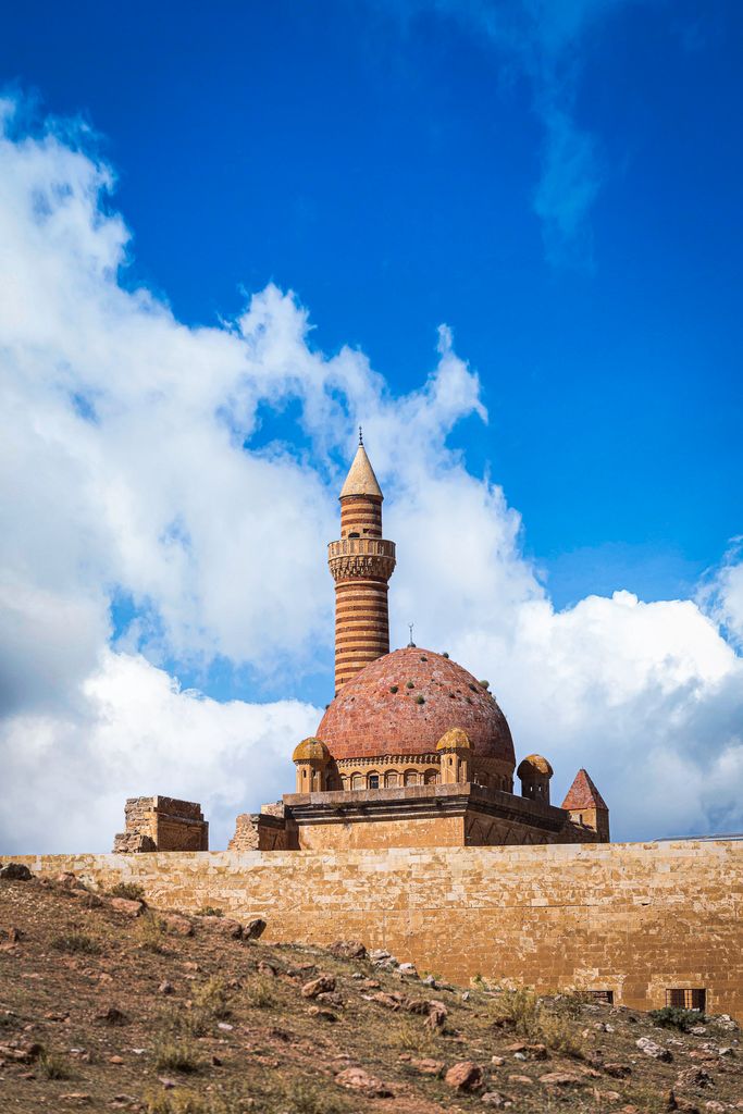 Explore the historical Ishak Pasha Palace in Doğubayazıt, Türkiye, under a clear blue sky.